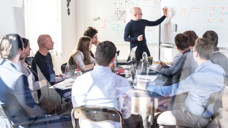 Descubra os 7 passos para fazer reuniões produtivas na sua empresa e aumente a eficiência dos seus encontros corporativos.