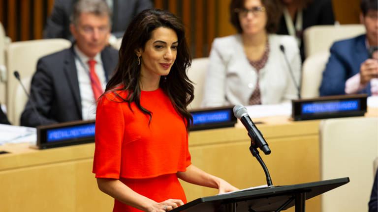 Amal Clooney: A Evolução Notável no Direito Internacional destaca seu impacto no cenário jurídico mundial.